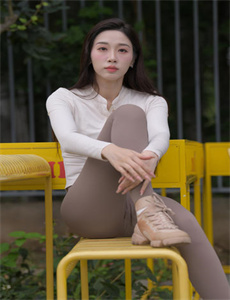 《浪货趴办公桌H揉弄一根手指紧》